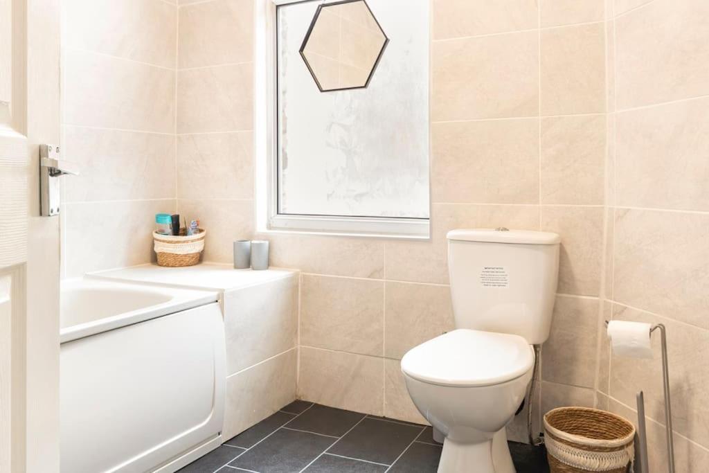 3-Bedroom Home In Liverpool L15 With Free Parking Eksteriør billede