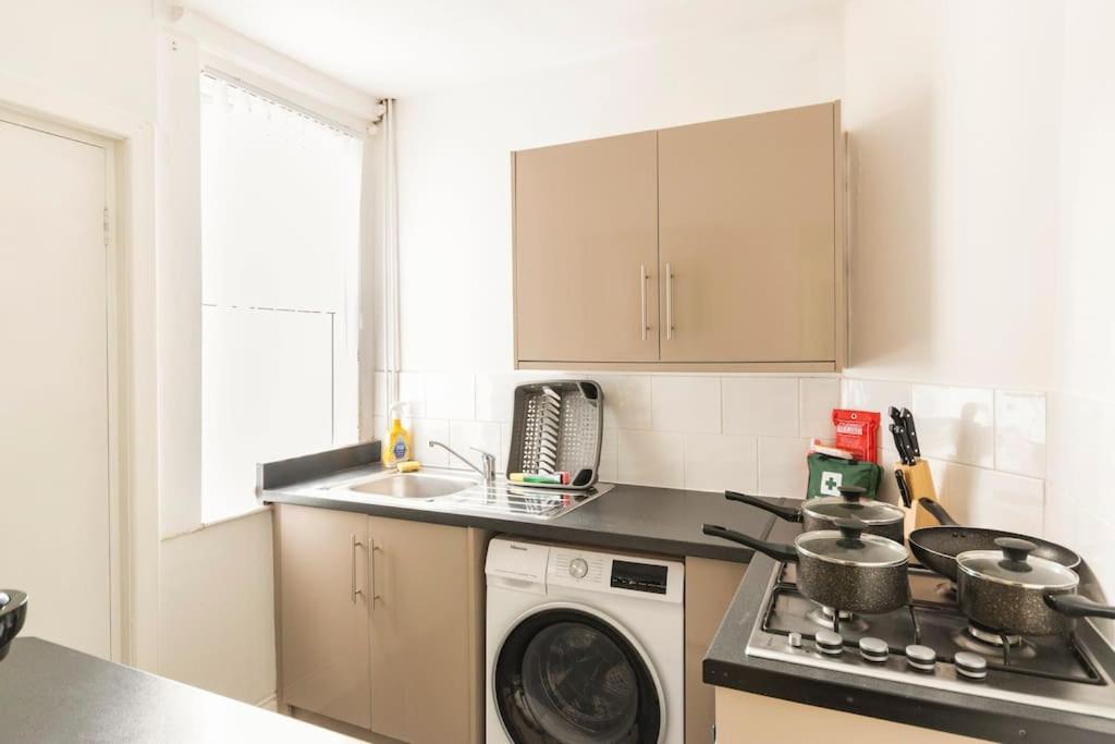 3-Bedroom Home In Liverpool L15 With Free Parking Eksteriør billede